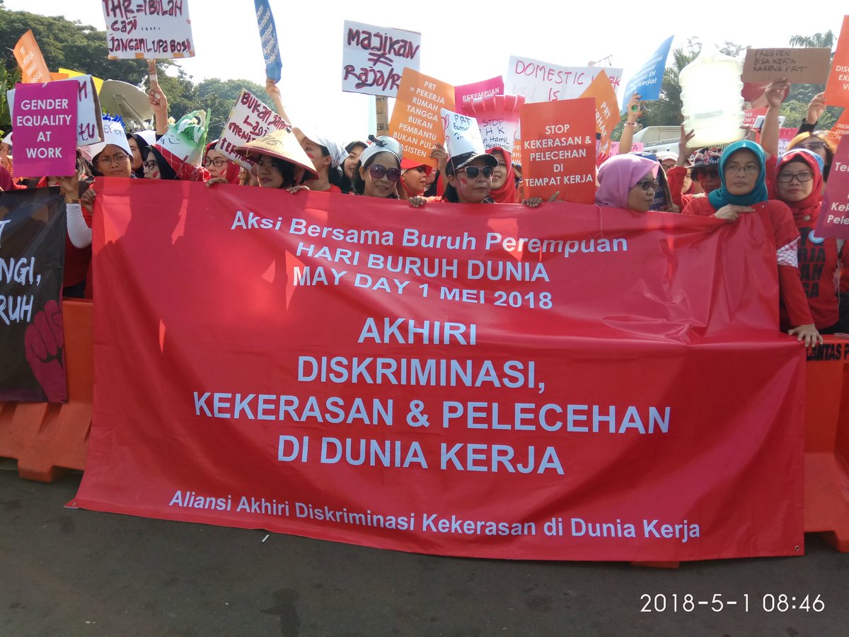 LeniSur87053803's tweet photo. May Day 2018
#Perlawanan
500 PRT turun ke jalan menyuarakan hak-haknya sebagai Pekerja. 
#PRTadalahPekerja
#PRTberserikat
#RUUPPRT
#KerjaLayakPRT
@tungkumenyala @kondedotco @jalaprt @jokowi @hanifdhakiri @SistersInDanger @bukan_PEMBANTU @SINDIKASI_ @kompascom @TirtoID @KemnakerRI https://t.co/DdPFPdTBco