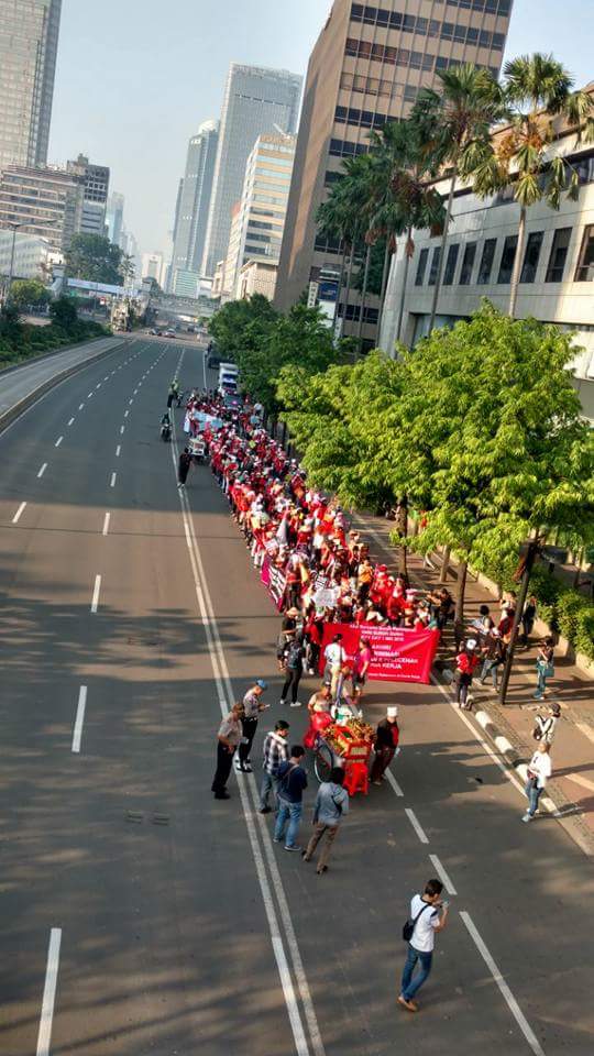 LeniSur87053803's tweet photo. May Day 2018
#Perlawanan
500 PRT turun ke jalan menyuarakan hak-haknya sebagai Pekerja. 
#PRTadalahPekerja
#PRTberserikat
#RUUPPRT
#KerjaLayakPRT
@tungkumenyala @kondedotco @jalaprt @jokowi @hanifdhakiri @SistersInDanger @bukan_PEMBANTU @SINDIKASI_ @kompascom @TirtoID @KemnakerRI https://t.co/DdPFPdTBco