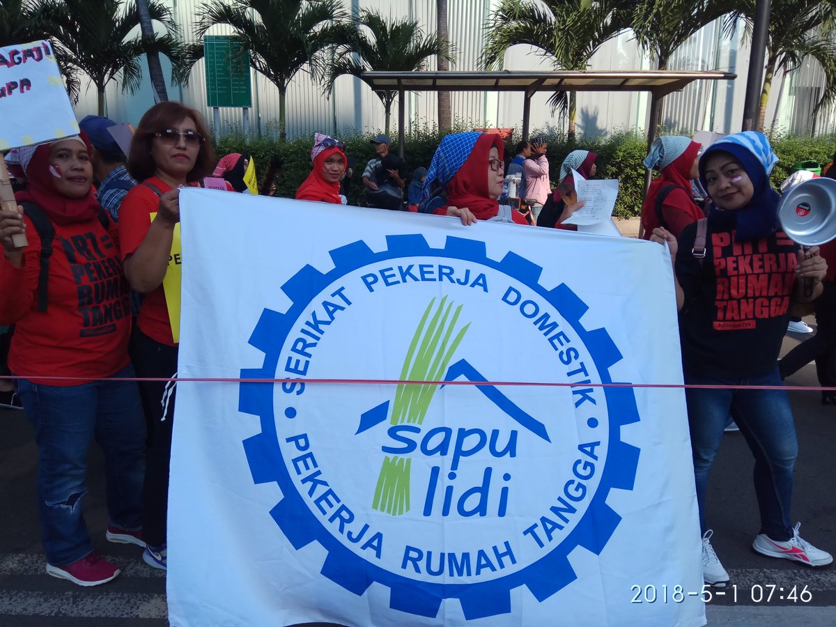 LeniSur87053803's tweet photo. May Day 2018
#Perlawanan
500 PRT turun ke jalan menyuarakan hak-haknya sebagai Pekerja. 
#PRTadalahPekerja
#PRTberserikat
#RUUPPRT
#KerjaLayakPRT
@tungkumenyala @kondedotco @jalaprt @jokowi @hanifdhakiri @SistersInDanger @bukan_PEMBANTU @SINDIKASI_ @kompascom @TirtoID @KemnakerRI https://t.co/DdPFPdTBco