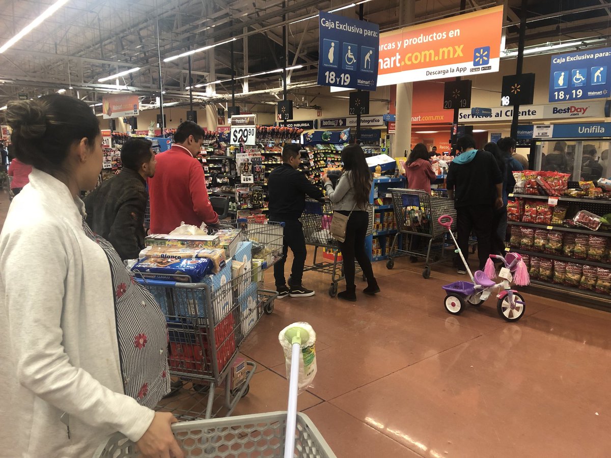 PacoMojica's tweet photo. @WalmartMexico   No se respetan las filas de adultos mayores discapacitados y embarazados y el personal de Walmart no hace nada https://t.co/BDvNfSnwez