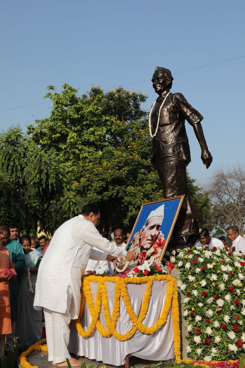 AmdavadAMC's tweet photo. Today on occasion of #GujaratDay a floral tribute to #MahaGujarat Movement pioneer Shri #IndulalYagnik and Shahid Smark were being paid by Hon'ble Gujarat CM Shri @vijayrupanibjp ji, Mayor Shri @igautamshah &amp; other dignitaries at Nehru Bridge and Laldarwaja. 
#GujaratGauravDiwas https://t.co/X1oGqydRKe