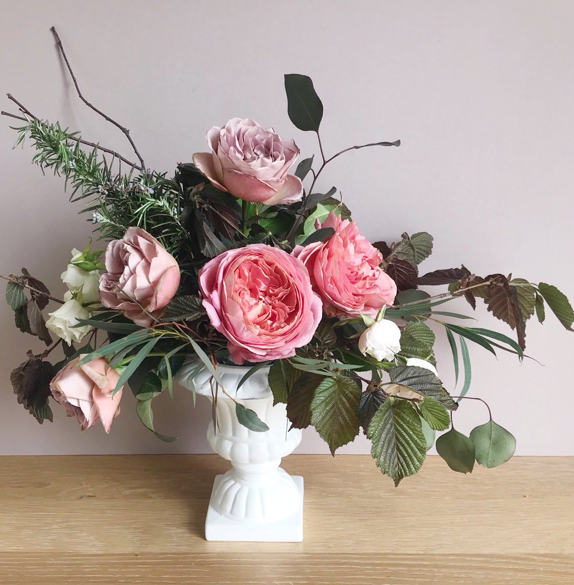 Romantic style alert! I just love an urn! Especially one filled with garden roses!🌿So many people didn’t believe that these beauties were real when I displayed them @therusticweddingshow last weekend. 

#pursuepretty #alltheprettyflorals #doingitwithflowers #myfloraldays