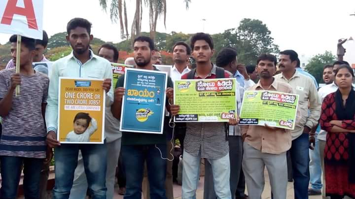 RekhaSri590's tweet photo. ಕಾರ್ಮಿಕರ ದಿನದ ಅಂಗವಾಗಿ ಮೋದಿ ಸರ್ಕಾರದ ಅಪಾಯಕಾರಿ ಕಾರ್ಮಿಕ ಕಾನೂನು ತಿದ್ದುಪಡಿ ವಿರೋಧಿಸಿ ಮೈಸೂರಿನಲ್ಲಿ #ಉದ್ಯೋಗಕ್ಕಾಗಿ_ಯುವಜನರಿಂದ ಪ್ರತಿಭಟನೆ https://t.co/oer4LM9XzT