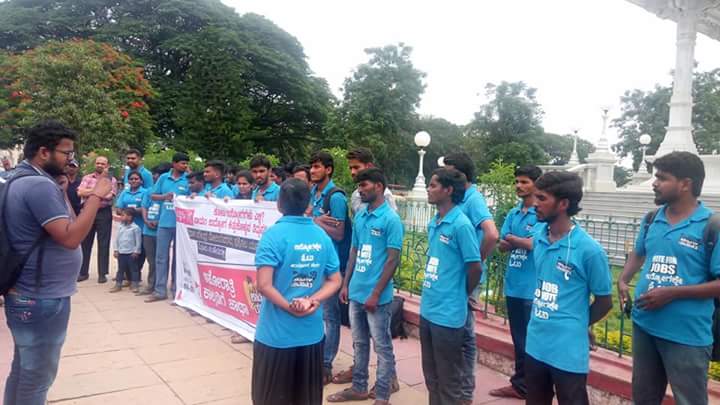 RekhaSri590's tweet photo. ಕಾರ್ಮಿಕರ ದಿನದ ಅಂಗವಾಗಿ ಮೋದಿ ಸರ್ಕಾರದ ಅಪಾಯಕಾರಿ ಕಾರ್ಮಿಕ ಕಾನೂನು ತಿದ್ದುಪಡಿ ವಿರೋಧಿಸಿ ಮೈಸೂರಿನಲ್ಲಿ #ಉದ್ಯೋಗಕ್ಕಾಗಿ_ಯುವಜನರಿಂದ ಪ್ರತಿಭಟನೆ https://t.co/oer4LM9XzT