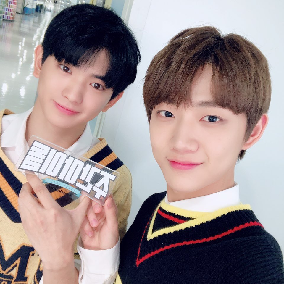weekidol1's tweet photo. #주간아이돌 @weekidol1 

 #금주의엄지돌 
 동네 사람들~ 여기  
 #형섭X의웅 새싹이 피었숨니닷!🌱🌱 
 세상 청량함은 여기 다 모인듯한 비주얼(오열) 

 5/2 수요일 오후 6시 
 #어린왕자 들 영접하러 오세용!💕 

#형섭의웅 #형섭 #의웅 #너에게물들어 #슈퍼루키 #HyeongSeop #EuiWoong #LoveTint https://t.co/WqMLs73YSQ