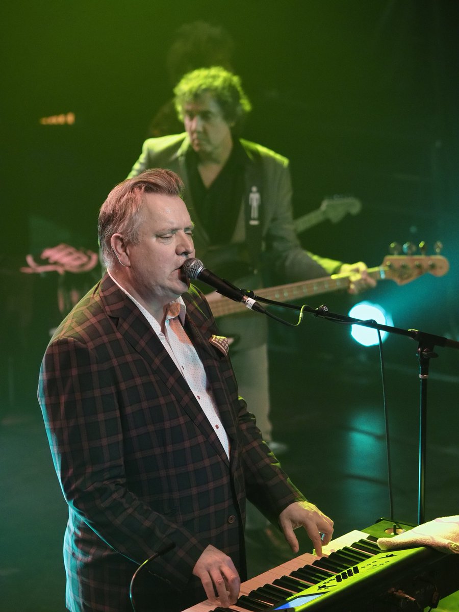 fantailmedia's tweet photo. Looking at the shows that are coming next month...lots to plan for (and some I’m going to miss); really looking forward to @TheSuburbsBand. #newmusicoldfavorites #SpringCame #RattleMyBones #WhenWeWereYoung #TurnYourRadioOn #Girlfriend https://t.co/pwFjufen2Z