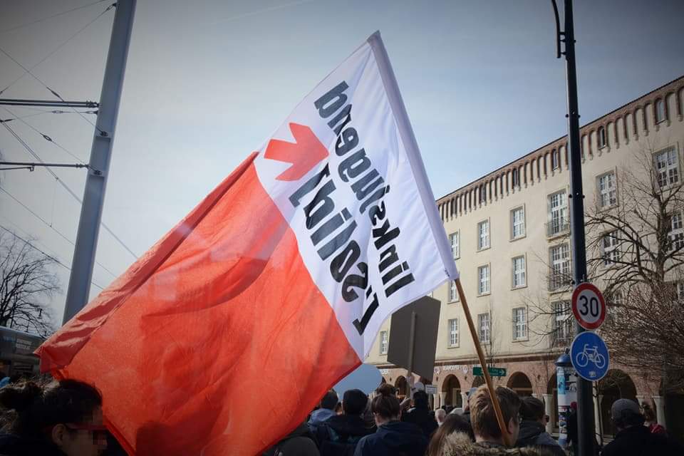 solidsdshgw's tweet photo. Heraus zum #1Mai! Wir sind heute nicht nur bei der Demo, sondern auch beim Kulturfest in #Greifswald mit dabei.
https://t.co/Z9tp1UnEHl https://t.co/8OedI1marE