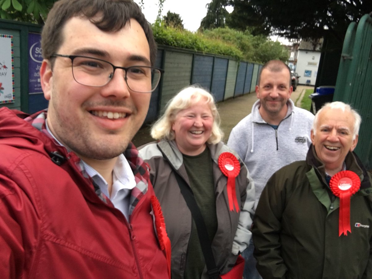 ErithLabour's tweet image. More fun on the campaign trail yesterday evening. Lots of support and well wishes ahead of Thursday #LabourDoorstep