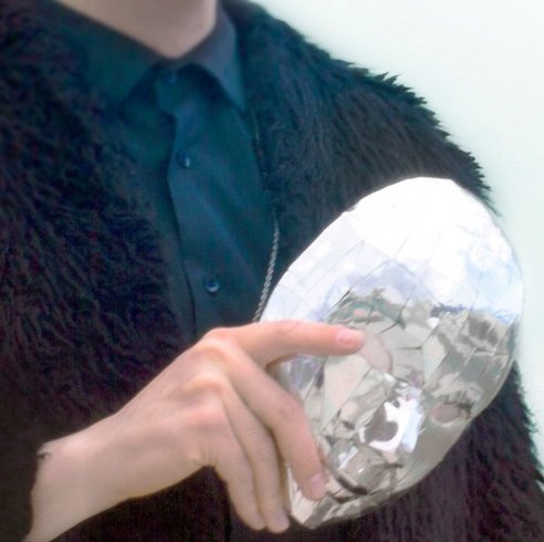 "Ojos de Rubí", nuevo single de delicioso electro-pop del artista tinerfeño #MORIL. astredupop.com/breves18043001…