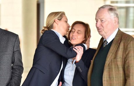 xi_yora's tweet photo. @Beatrix_vStorch @Alice_Weidel auch ihr könnt Liebe ♥ #love #1Mai #TagderArbeit #HassstattLiebe https://t.co/pVEMJHXas7