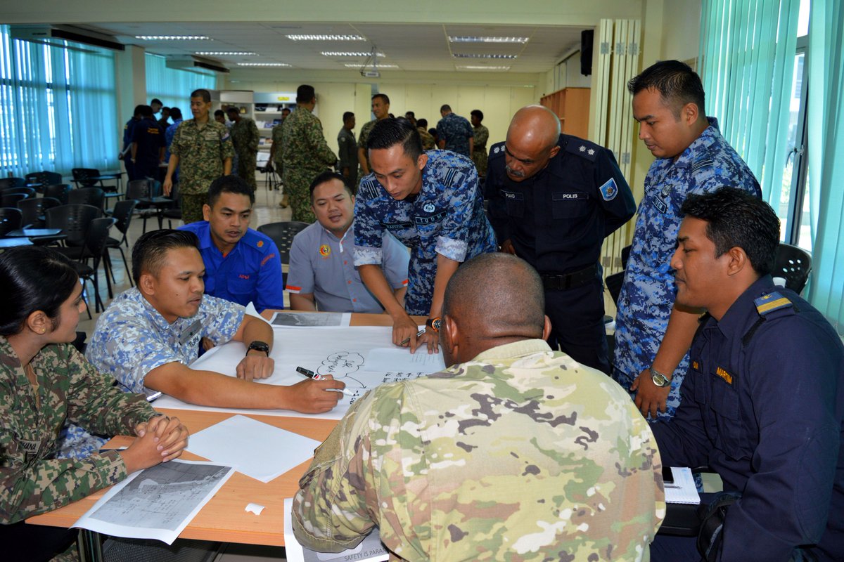 myjointforce's tweet image. Para peserta PP18 membuat prbincangan &amp;amp; prancangan Table Top Exercise (TTX) Maritime Search &amp;amp; Rescue Exercise (Maritime SAREX) brdasarkan senario kpal pnumpang karam. 
#DefenceDiplomacy
#PacificPartnership
#teamingforsuccess
#missioneffectiveness
#interoperability
@PacificPartner
