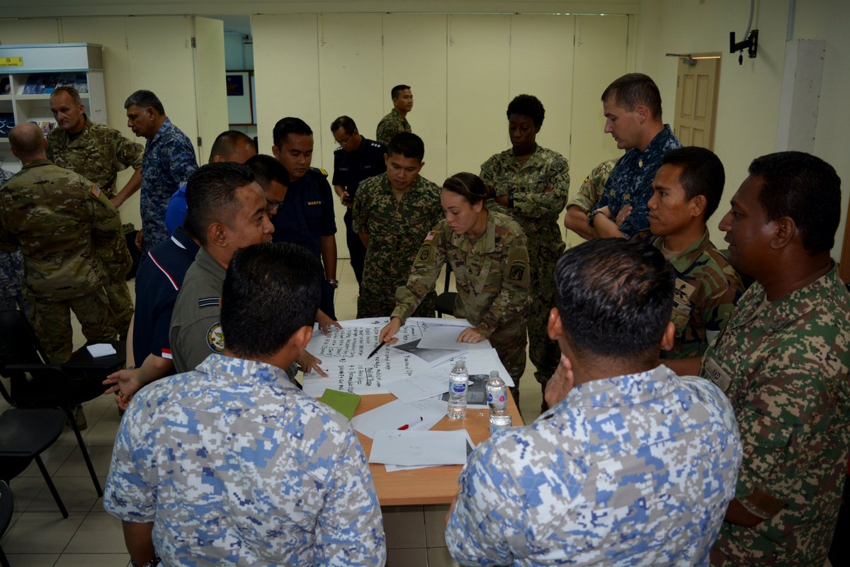 myjointforce's tweet image. Para peserta PP18 membuat prbincangan &amp;amp; prancangan Table Top Exercise (TTX) Maritime Search &amp;amp; Rescue Exercise (Maritime SAREX) brdasarkan senario kpal pnumpang karam. 
#DefenceDiplomacy
#PacificPartnership
#teamingforsuccess
#missioneffectiveness
#interoperability
@PacificPartner