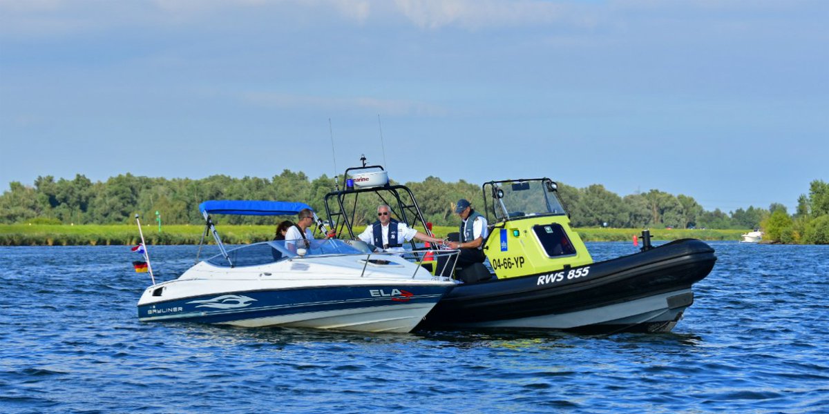 Rijkswaterstaat's tweet image. Waar mag je hard #varen? Hoe oud moet je zijn om een #speedboot te mogen besturen? En heb je altijd een vaarbewijs nodig? Met het mooie weer in aantocht, besteden we graag extra aandacht aan de (spel)regels. Zo houden we het varen #veilig en leuk: bit.ly/2HGwFp2