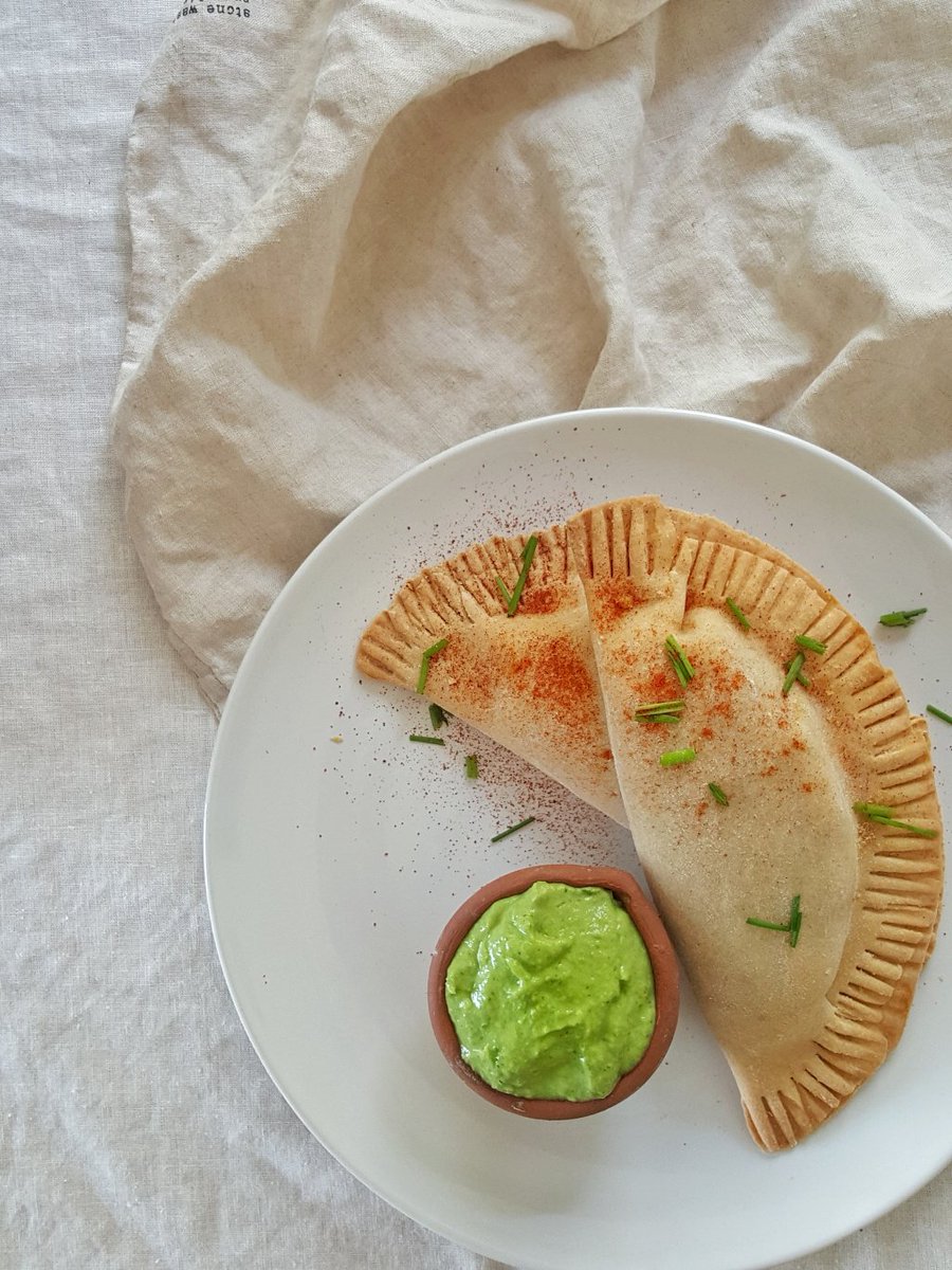 Sweet potato and lentil empanadas with a sofrito-avocado sauce straight-upbananas.com/2018/05/01/swe…