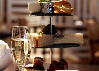 Brookfield_GVM's tweet photo. Get prepared to celebrate Christmas early and save yourself the stress. Why not try out @HolidayInnWinch with their Festive Afternoon Tea this year! https://t.co/MNpm1tyvsq #Winchester #Christmas #vouchers https://t.co/YU7EJoh8ku