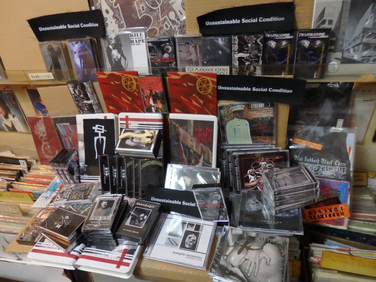NEdSRECORDS's tweet photo. 連休半ばにして米国は #PHAGETAPES より新譜と言うか半年間分が全て届く。恐るべしこの種類に圧倒されよう。旧リリースだが #MB の80s音源CDも未だ有ったし #MACRONYMPHA BOXも影に隠れて埋もれてる。フェージテープスも今年からノイズ・ビート志向化に領域を広めて来るか否か。 https://t.co/HJjce2W1Ea