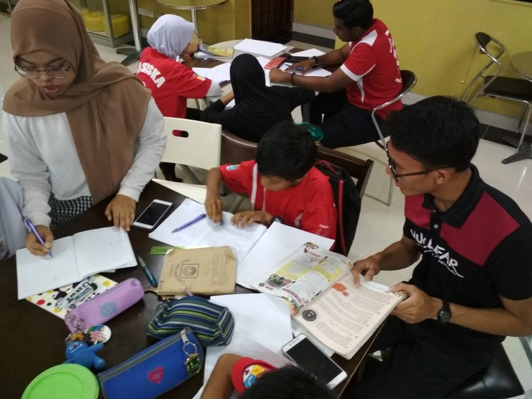 KolejRahimKajai's tweet photo. 28 April 2018 • Aktiviti bulanan duta IOJ-KRK bersama anak anak angkat MUR dalam bidang akademik iaitu dengan mengadakan kelas tuisyen bagi subjek teras kepada pelajar yang kurang bernasib baik sempena kempen #JOMCARING.
#kajaibongga #ukmsharing #iojthetouch https://t.co/iKByCPAsVW