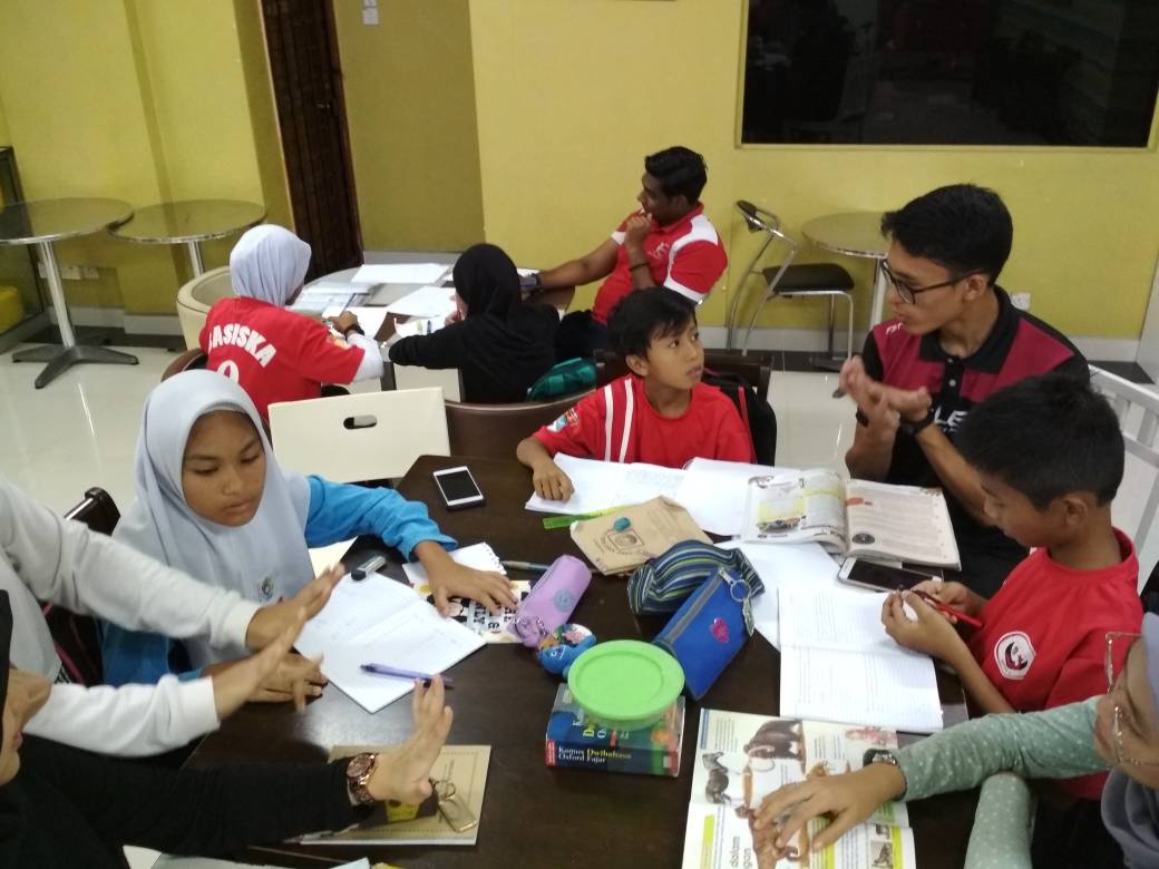 KolejRahimKajai's tweet photo. 28 April 2018 • Aktiviti bulanan duta IOJ-KRK bersama anak anak angkat MUR dalam bidang akademik iaitu dengan mengadakan kelas tuisyen bagi subjek teras kepada pelajar yang kurang bernasib baik sempena kempen #JOMCARING.
#kajaibongga #ukmsharing #iojthetouch https://t.co/iKByCPAsVW