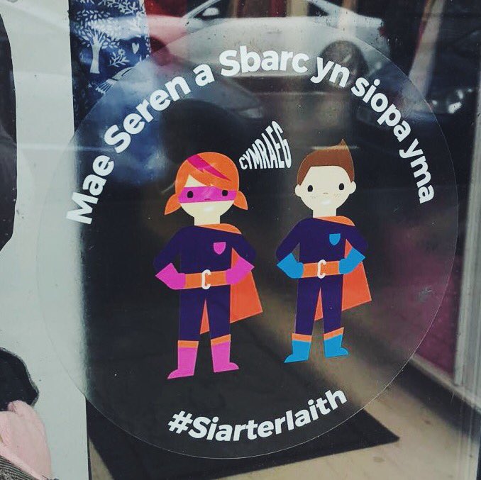 Mae gwobr wych ar gael i blant cynradd. Dyna’i gyd sydd rhaid i chi wneud yw darganfod sticeri ffenestr Seren a Sbarc yn Abertawe, Pwllheli neu Y Bont-faen, ac anfon llun ohonynt atom gan ddefnyddio #SiarterIaith neu  
anfonwch lun ynghyd â’ch manylion at cymraeg@llyw.cymru
