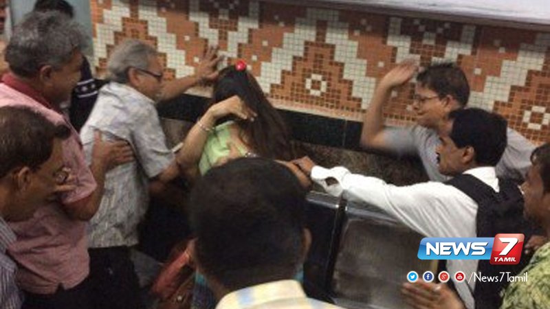 news7tamil's tweet photo. மெட்ரோ ரயிலில் கட்டிப்பிடித்த இளம் ஜோடி மீது சரமாரி தாக்குதல்!

காதலின் வெளிப்பாட்டை கொச்சைப்படுத்தியதாக பெண்ணியவாதிகள்  கொந்தளிப்பு..

விவரம்: https://t.co/DytgS566PY | #CoupleThrashed | #MetroTrain https://t.co/IChildvPO0