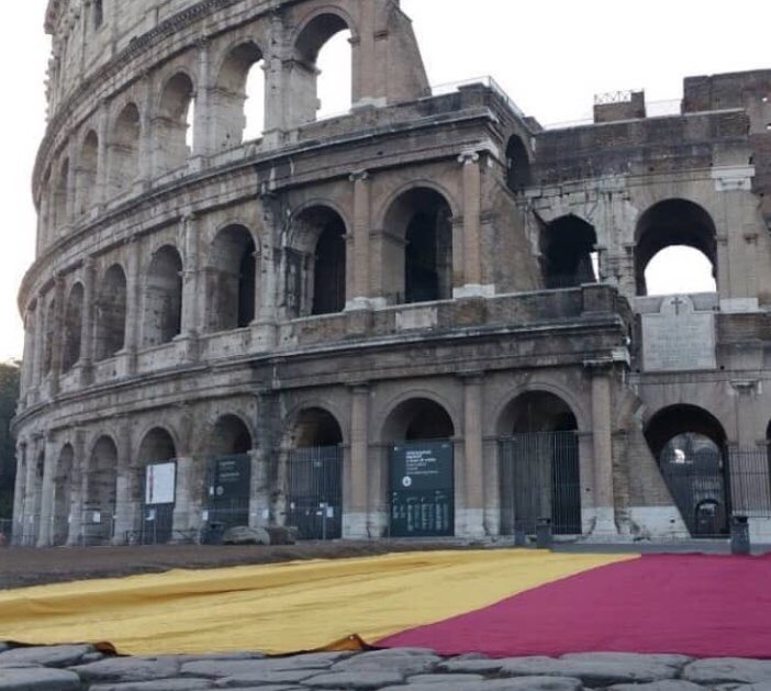 Non sarà facile ma  proviamoci tutti insieme.!! ❤️💛 #coloriamolacittà #RomaLFC #ucl #ChampionsLeauge #Calcio #ASRoma