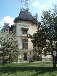 Autour du Hangar du Premier Film, il y a :- La Villa d’Antoine Lumière qui accueille en ses murs le musée du cinéma de l’ @InstitutLumiere (courrez y !)- Le parc de la villa (jardin public de la ville)- Le Mur des cinéastes où chaque cinéaste de passage inaugure sa plaque