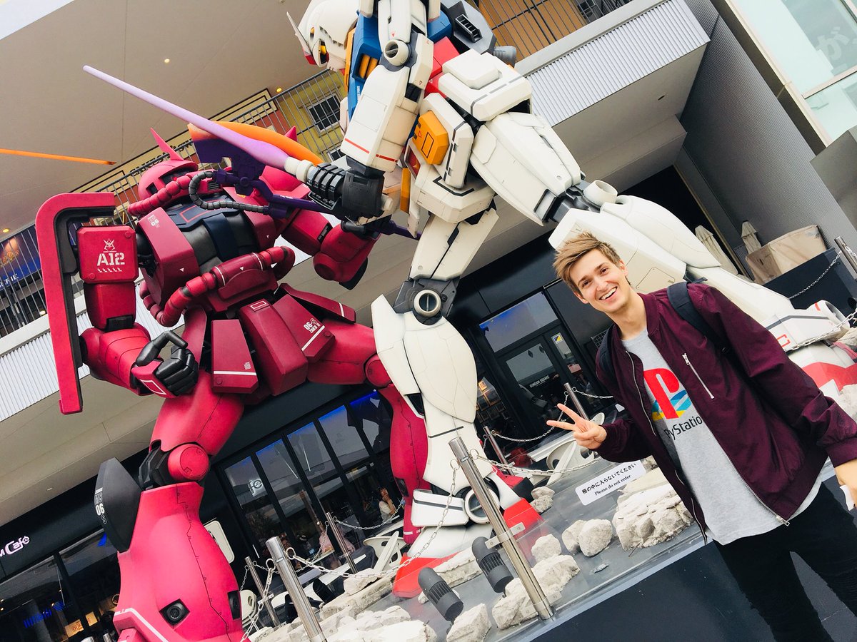 北村真平 Abcアナウンサー アメリカ出身でアニメやゲーム大好きなリポーターのジェイスとレディ プレイヤー1鑑賞 アニメ やゲームに熱中したからこそ得られるものもあると信じさせてくれる映画だったし そもそもその時間がなければこんなポーズを一緒に