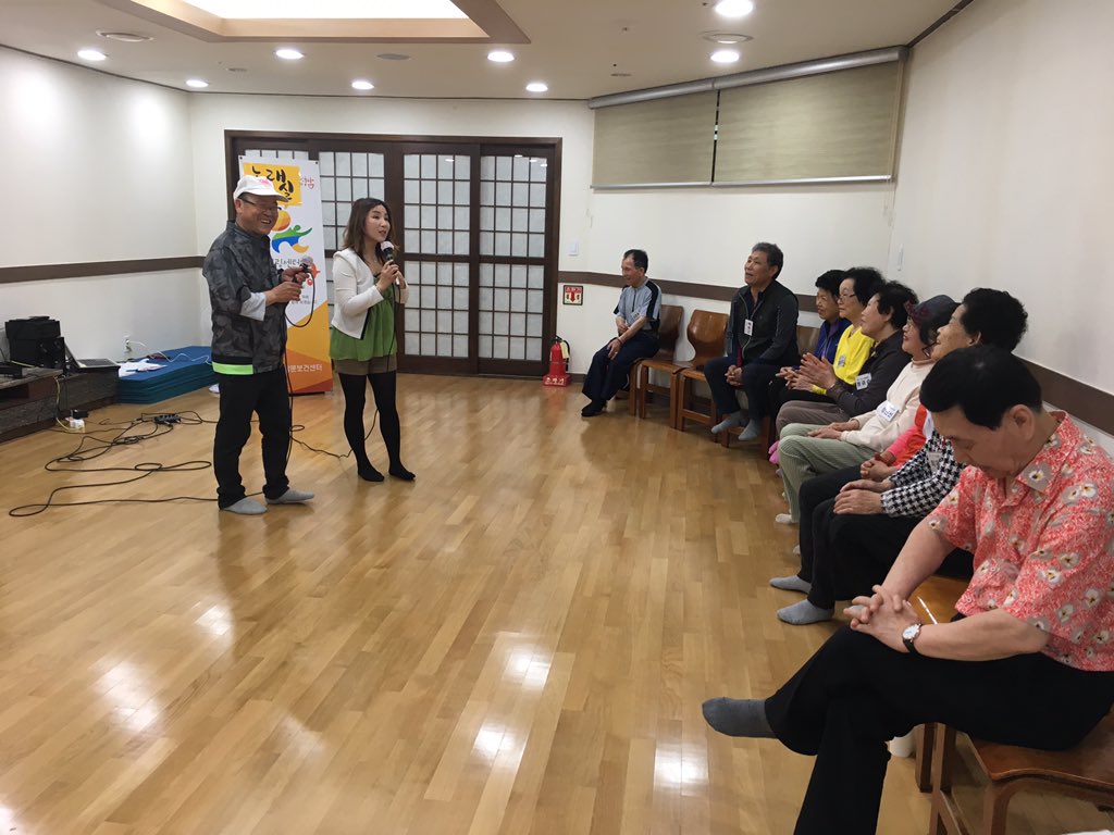 #성남시 #중원구보건소 #늘해랑     암환자를 위한 힐링센터입니다.             정서적지지와 치유에 도움을 드립니다. 2018.5.1. '노래교실' 매 주 화요일 오후 2시에 운영되며 함께 소리내어 즐거운 시간~ '너나나나''친구여''찔레꽃''만남' 등의 여러가지 곡들을 배우고 부르며 힐링~