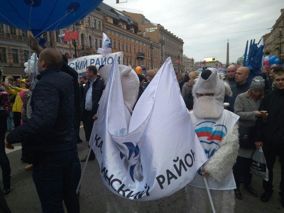 А вы говорите, что санкции не действуют! Единороссий медведь превратился в белую облезлую крысу на демонстрации 1 мая!