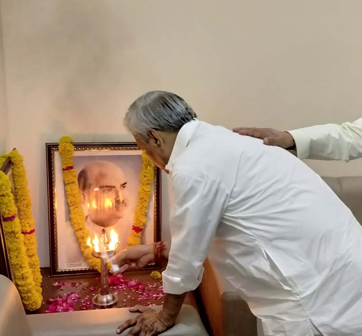 लोकेन्द्र पाराशर Lokendra parashar (@lokendraparasar) on Twitter photo भाजपा चुनाव प्रबंध समिति की बैठक से पूर्व दीप प्रज्ज्वलन करते हुए मुख्यमंत्री <a href="/ChouhanShivraj/">Shivraj Singh Chouhan</a> जी चौहान प्रदेश अध्यक्ष <a href="/MPRakeshSingh/">Rakesh Singh</a> जी केंद्रीय मंत्री <a href="/nstomar/">Narendra Singh Tomar</a> जी पूर्व प्रदेश अध्यक्ष श्री @NandKumarSinghC जी एवं राष्ट्रीय उपाध्यक्ष श्री <a href="/jhaprabhatbjp/">Prabhat Jha</a> जी <a href="/BJP4MP/">BJP Madhya Pradesh</a> <a href="/rshuklabjp/">Rajendra Shukla</a> भाजपा चुनाव प्रबंध समिति की बैठक से पूर्व दीप प्रज्ज्वलन करते हुए मुख्यमंत्री <a href="/ChouhanShivraj/">Shivraj Singh Chouhan</a> जी चौहान प्रदेश अध्यक्ष <a href="/MPRakeshSingh/">Rakesh Singh</a> जी केंद्रीय मंत्री <a href="/nstomar/">Narendra Singh Tomar</a> जी पूर्व प्रदेश अध्यक्ष श्री @NandKumarSinghC जी एवं राष्ट्रीय उपाध्यक्ष श्री <a href="/jhaprabhatbjp/">Prabhat Jha</a> जी <a href="/BJP4MP/">BJP Madhya Pradesh</a> <a href="/rshuklabjp/">Rajendra Shukla</a>