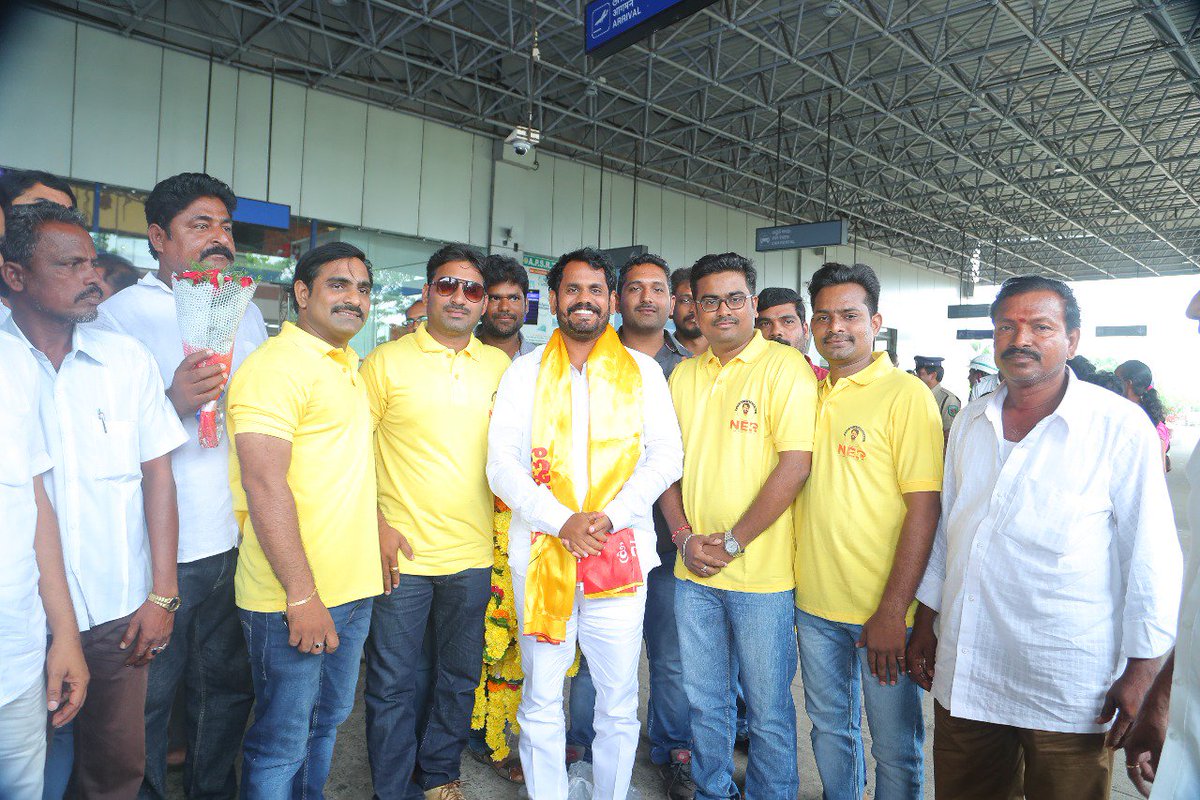 NareshPatro143's tweet photo. అంద్రప్రదేశ్ రాష్ట్ర గ్రూహనిర్మణశాఖ ఢైరక్టర్ గా ప్రమాణ స్వీకారం చేసి తోలి సారిగ సొంత నియేజక వర్గానికి వస్తున్న పేదల అశాజ్యోతి ఎచ్చెర్ల నియోజకవర్గం టిఢిపి నాయకులు గౌ. శ్రీ ఎన్.ఈశ్వరరావు గారికి స్వాగతం సుస్వాగతం 
#Rally4NER @NERTDP
@Ner_Followers
@ncbn @naralokesh @RamMNK https://t.co/3j0DIkAZ1Z
