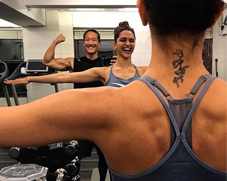 DeepikaPFC's tweet photo. [Instagram] "We out here flexing💪🏽💪🏽💪🏽" Fitness trainer Nam with Deepika Padukone in NYC https://t.co/ysKYO2mE95
