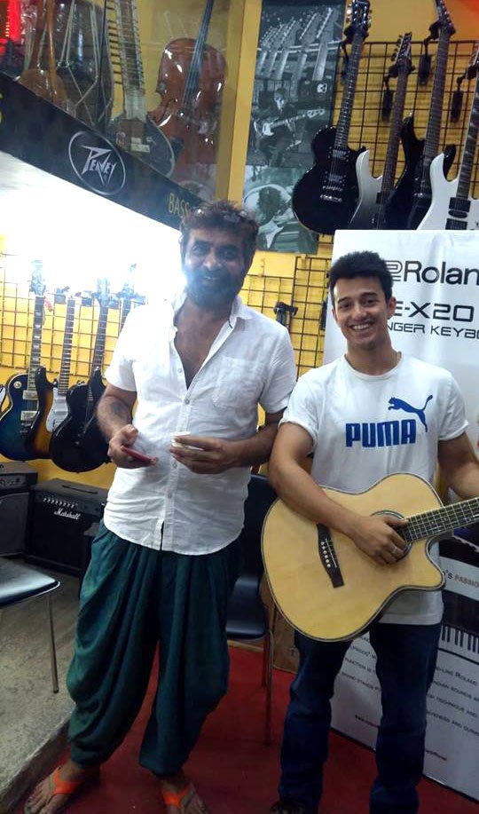 AryannBhowmik's tweet photo. Papa-Mom gifted me a Guitar...my fav Silu Mama selected it for me..few moments at #MusicCafe shared for u all AryannS...Enjoy...!! https://t.co/RZcjRuYxFo