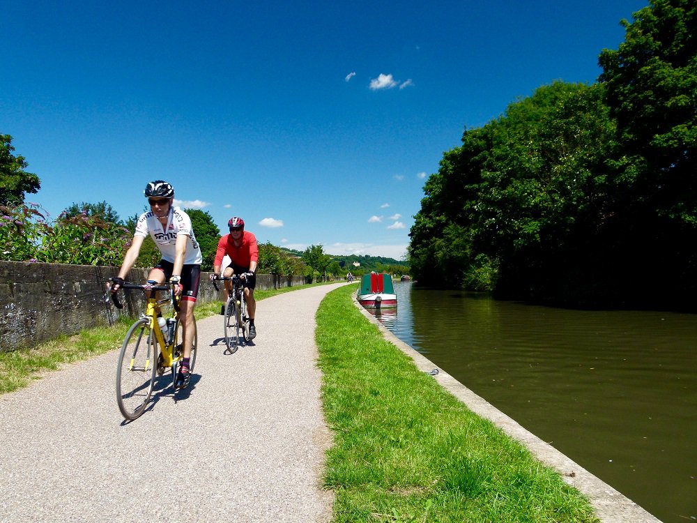 VisitBath's tweet photo. Want to see Bath's sights in a different way? Why not hop on a bike? ๐ด
One of @WildSwimBikeRun's most popular cycle tours takes in the city's beautiful buildings, the country's longest cycling tunnel and the canal, with bikes and helmets provided! ๐ฒ > https://t.co/o5RgH929KV https://t.co/T9mQfLjAXV