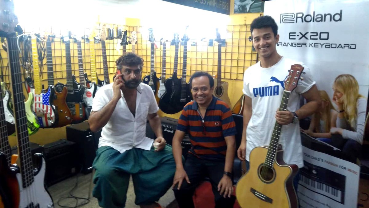 AryannBhowmik's tweet photo. Papa-Mom gifted me a Guitar...my fav Silu Mama selected it for me..few moments at #MusicCafe shared for u all AryannS...Enjoy...!! https://t.co/RZcjRuYxFo