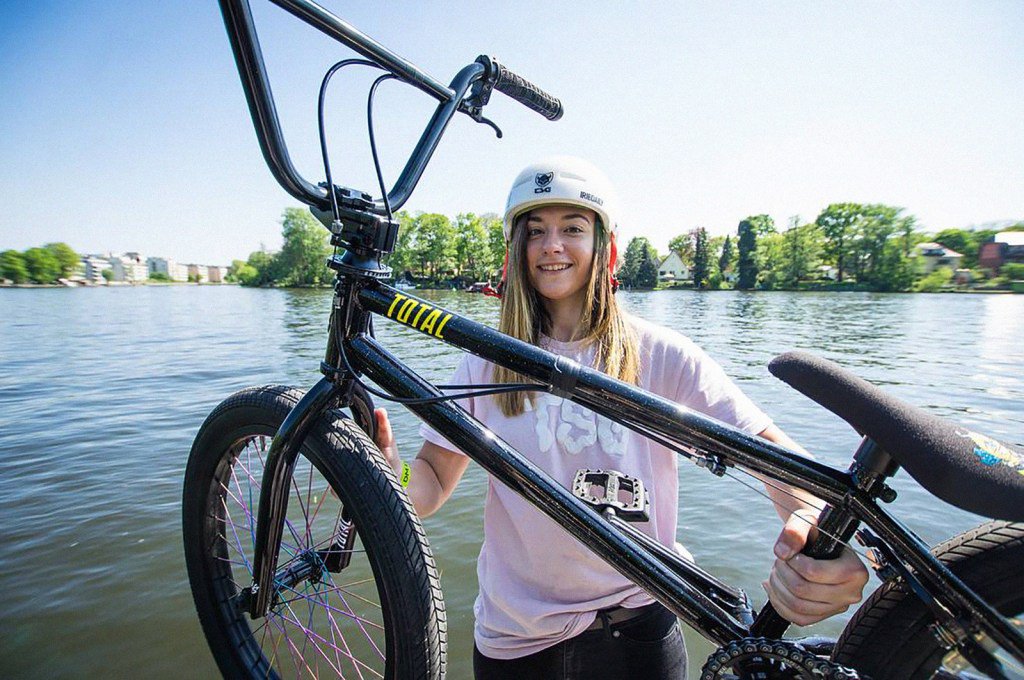 YeahZine's tweet photo. Lara Lessmann for Total BMX https://t.co/7W4Yqu4mtv https://t.co/fl5fQ2jeHg