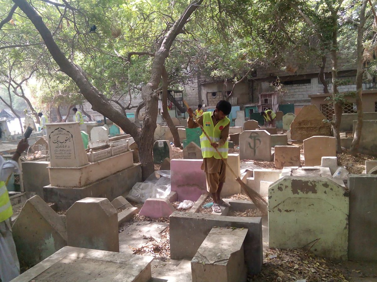 ZuaidJunejo1's tweet image. #Karachi | On Instructions of Minister #LocalGovtSindh Mr @jamkhanshoro Sindh Solid waste Management Board cleaning different graveyards due to 15 Shubaan .
#KhidmatMainSabSayAagaySindh 
@BBhuttoZardari