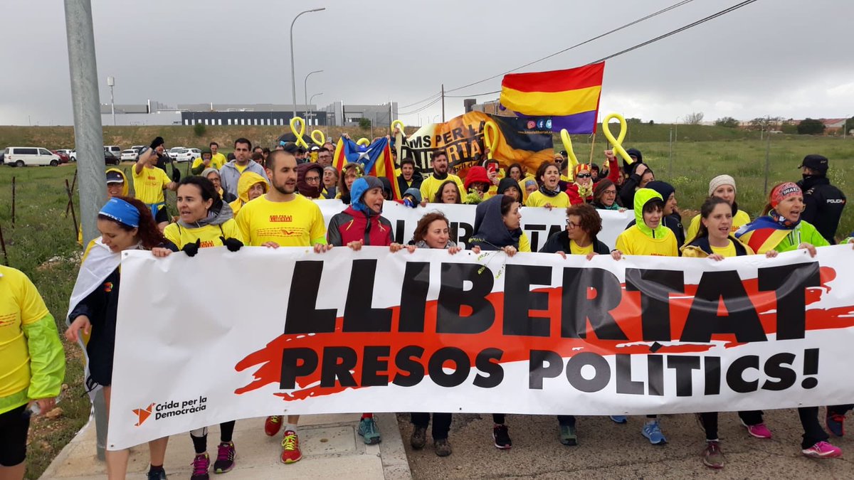 KMSxlaLLIBERTAT's tweet photo. Som aquí @ForcadellCarme @dolorsbassac @jcuixart @jordialapreso @junqueras @quimforn @joseprull @jorditurull @raulromeva ! NO ESTEU SOLS #KMSxLLIBERTAT https://t.co/nJPnFemsqm