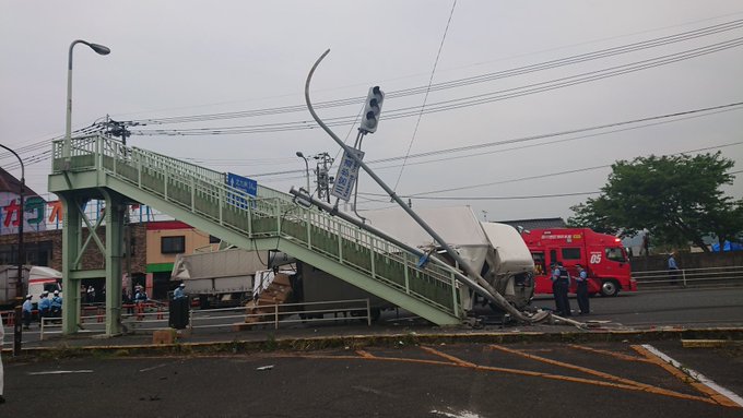 事故 国道1号 福岡県田川市川宮 トラック等3台衝突 歩道橋が大破する事故 まとめダネ