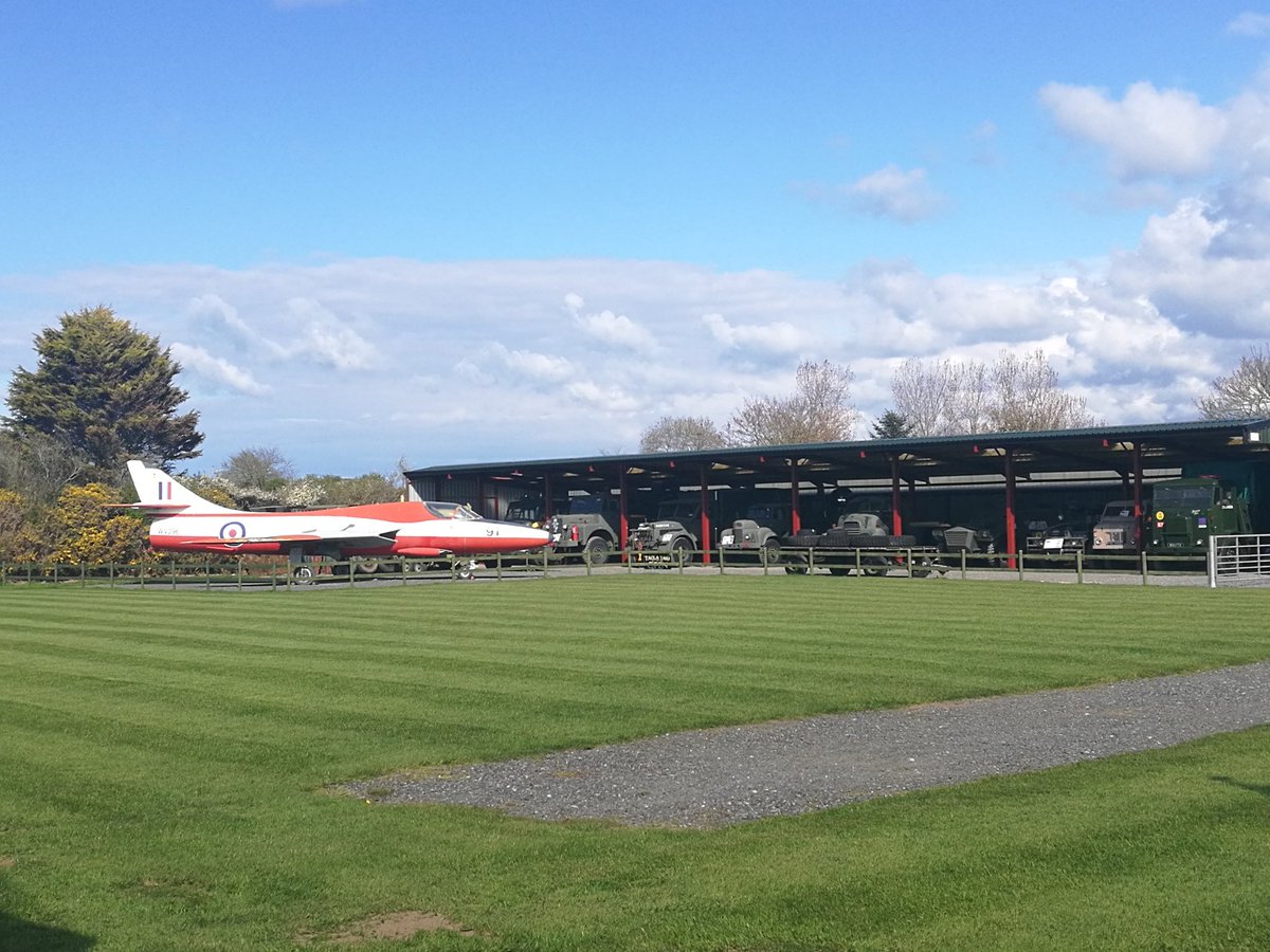 TaclaTaid's tweet photo. #NationalGardeningWeek is it a lawn ? Is it a garden ? No its a plane in our carpark 😂 @GWmag @GWandShows #stripenvy #Anglesey #plane @RAF_Valley @RAFMUSEUM #Anglesey #TuesdayThoughts https://t.co/pvrIFnkp9Y