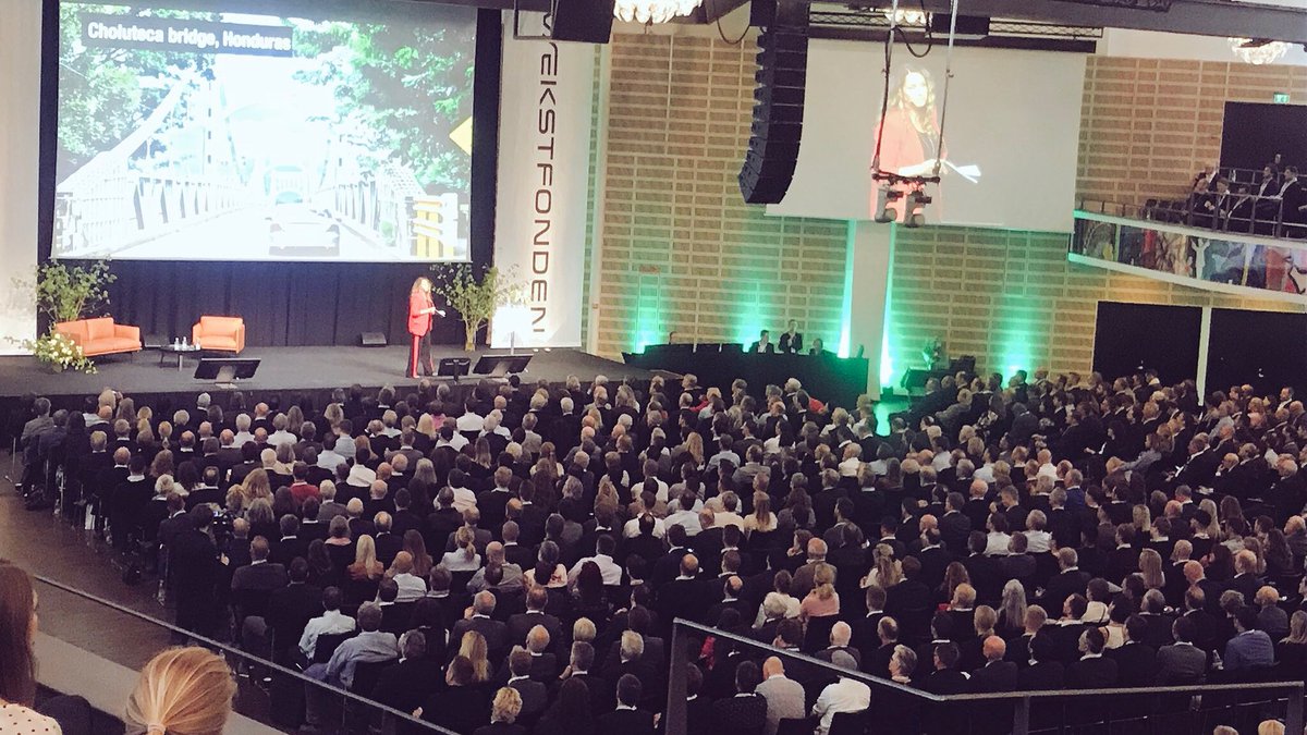 j_hubertz's tweet photo. Hvis man vil fra startup til scaleup de næste fem år, skal man lave sine egne spilleregler, siger @anneskare på @Vaekstfonden årsmøde #vaekst2018 #dkbiz https://t.co/epRXbCXGbo