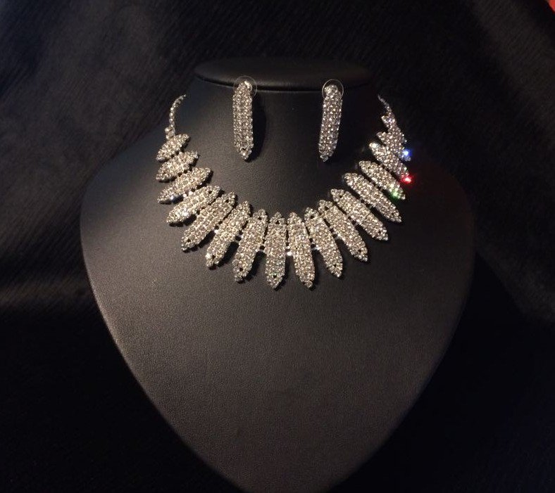 why not use #mayday to enter yourself in a #competition to win this #gorgeous jewellery set for #jewelrylovers 
Winners announced on May 21st. All you have to do is #followus <a href="/SIGlamour1/">SI Glamour</a>