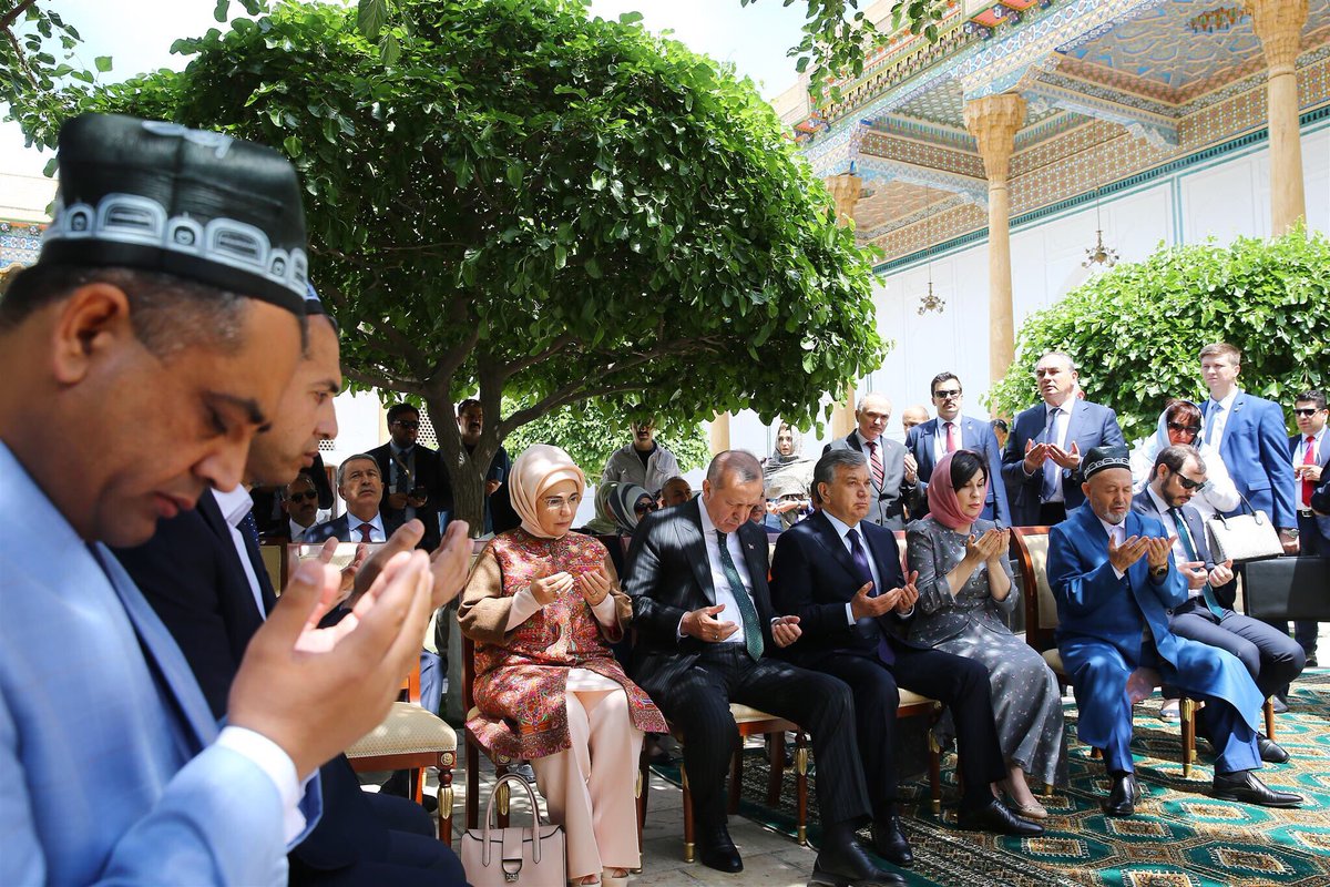 Akparti's tweet photo. Cumhurbaşkanımız Recep Tayyip Erdoğan, Şah-ı Nakşibend Seyyid Muhammed Bahauddin Hazretlerinin türbesini ziyaret etti. https://t.co/R6sIWgt36t