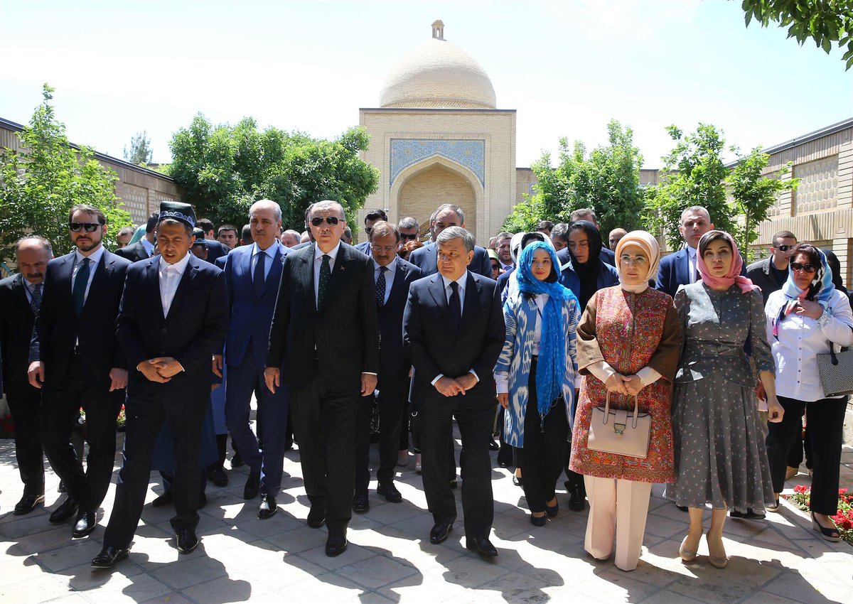 Akparti's tweet photo. Cumhurbaşkanımız Recep Tayyip Erdoğan, Şah-ı Nakşibend Seyyid Muhammed Bahauddin Hazretlerinin türbesini ziyaret etti. https://t.co/R6sIWgt36t