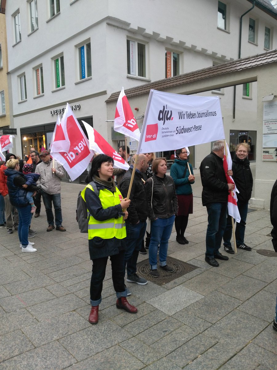 Wir sind auf den Straßen! Kollegen der Ulmer #Redaktion bei der 1.Mai-Kundgebung. #zeitungsstreik #tvtz18 #ulm <a href="/DJVBW/">DJV Baden-Württemberg</a> <a href="/_verdi/">Ver.piss.di</a>