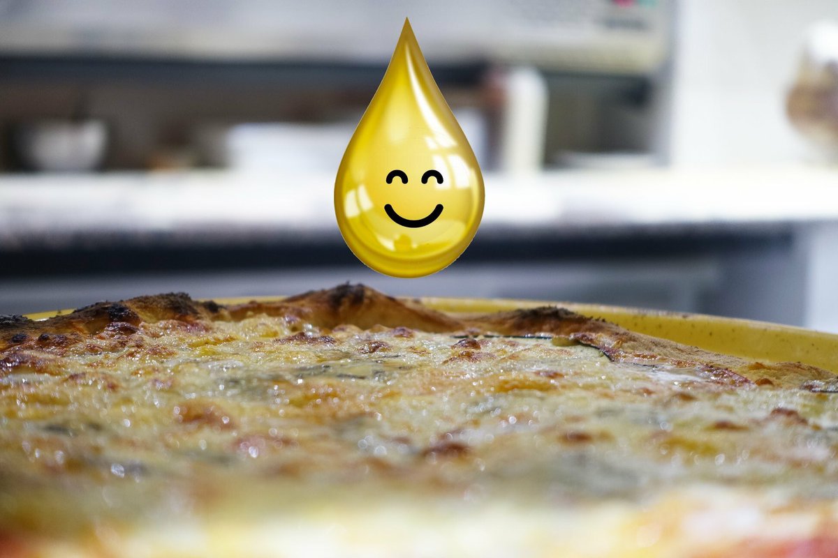 LaQueixalada's tweet photo. 1 de Maig, Dia del Treballador/a. Ja saps què diuen! Al Maig cada dia un raig... d’oli picant a la pizza! 🍕😬 https://t.co/W4sFnMQ2ql