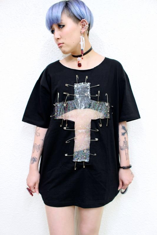 ステイホームbrokendoll Japan Auf Twitter 春夏アイテム 十字架部分がキラキラクリアービニールで大胆に透ける 特大 安全ピンがびっしり刺さっていてパンキッシュに仕上げました インナーの柄を見せるのもカッコいいね 通販 T Co Mcziwt67oj