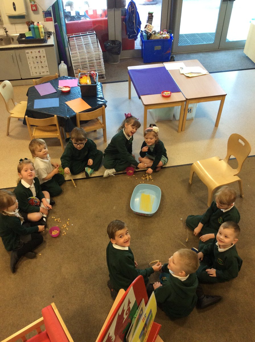 Willow_Meithrin's tweet photo. The children have been collaborating this morning to make their very own beanstalks using spaghetti and cheerios. Children realised that they had to handle the spaghetti with care otherwise it would break. #nursery @WillowtownPri #willowheroes #CollaborativeCariad https://t.co/YkmGw3lIEh