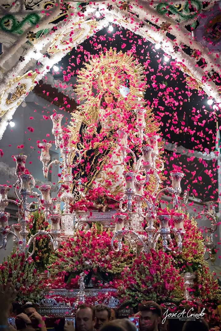 'Reina de nuestras almas, flor de las flores.'
Comienza un nuevo mes de mayo, mes que la Iglesia dedica a la Santísima Virgen María, Reina de los Cielos.
#ConFloresAMaría