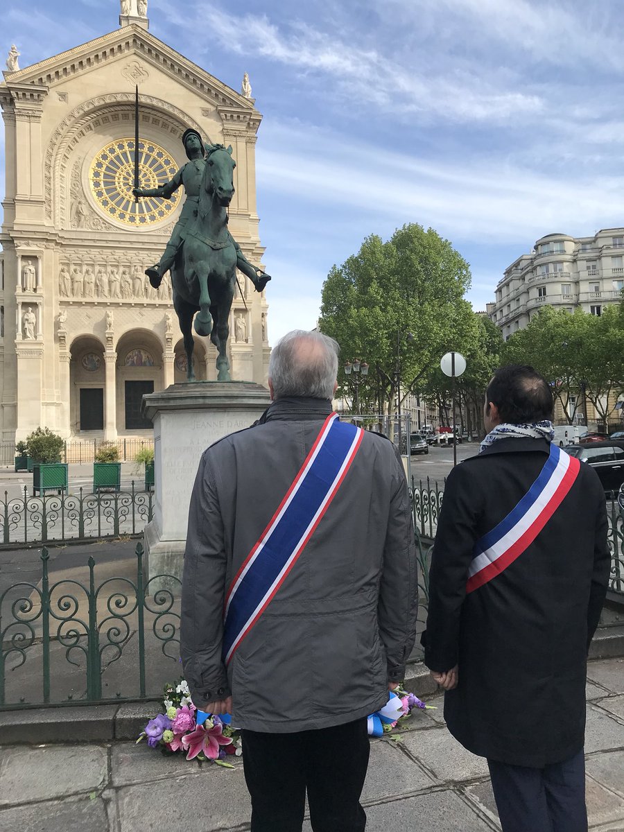 RNational_Paris's tweet photo. ✌🏼 Hommage des militants du #FNParis et des élus franciliens à Jeanne d’Arc #1ermai2018 https://t.co/dCqEsI7dXw